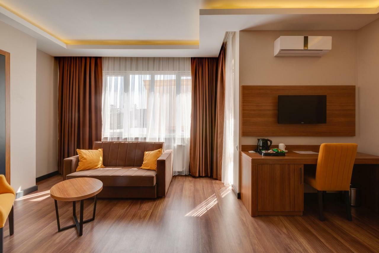 City Hotel バトゥーミ エクステリア 写真