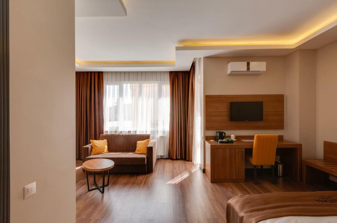 City Hotel バトゥーミ エクステリア 写真
